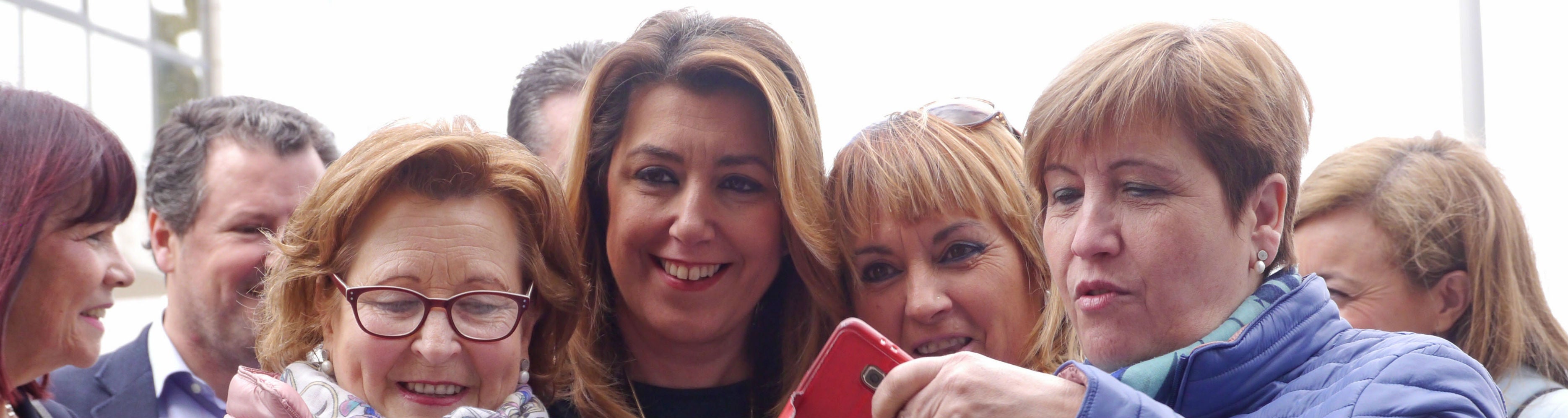 Susana Díaz, junto a un grupo de mujeres durante su visita a la feria de los pueblos