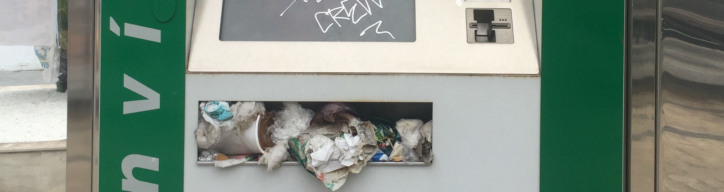 Basura en una máquina expendedora del tranvía de Jaén