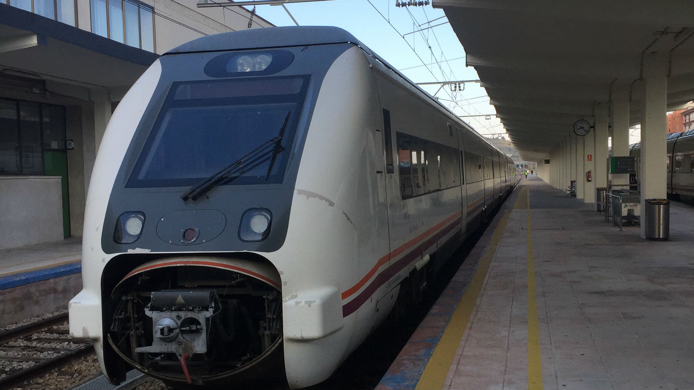 La avería del único tren matinal de Jaén a Sevilla deja en tierra a decenas de pasajeros