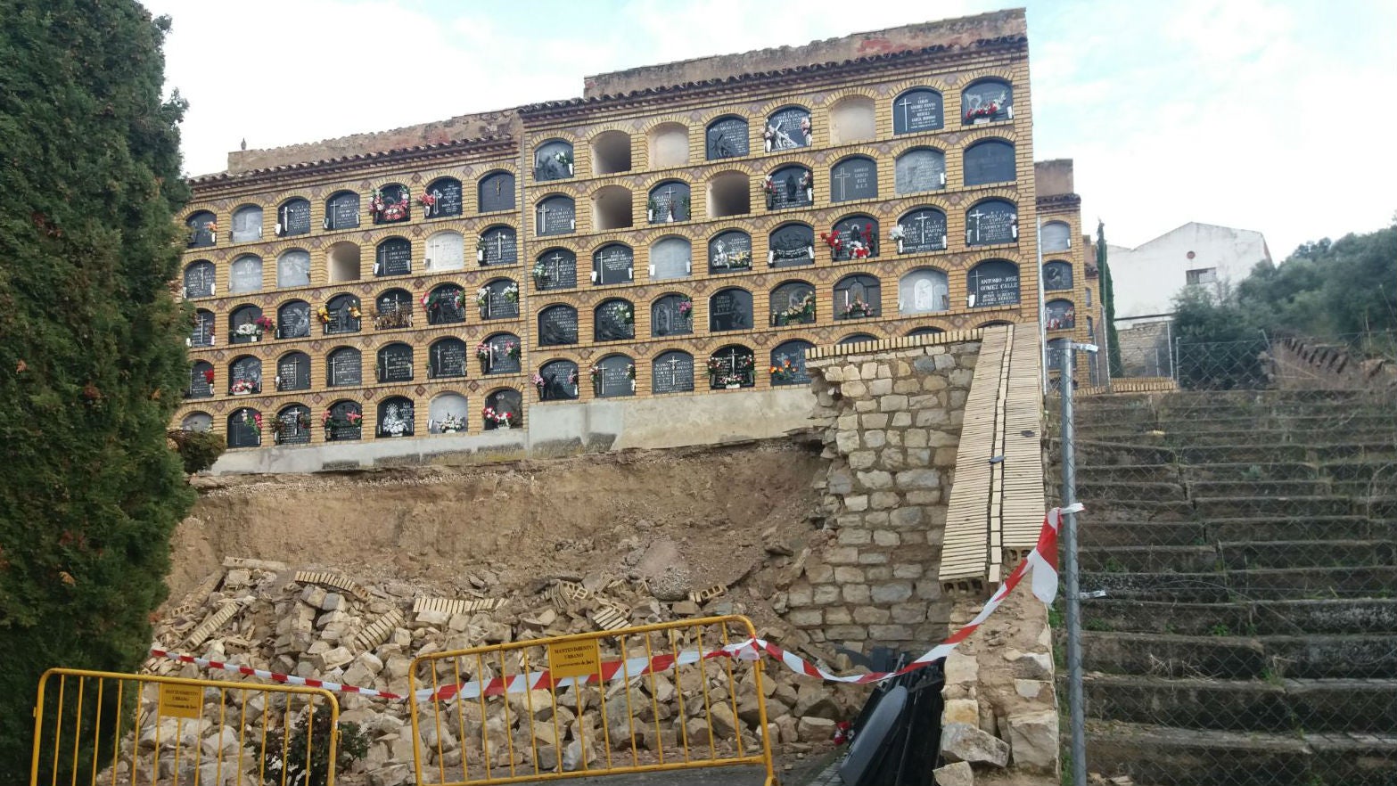 Nichos del cementerio de San Fernando de Jaén quedan aislados tras reventar un muro