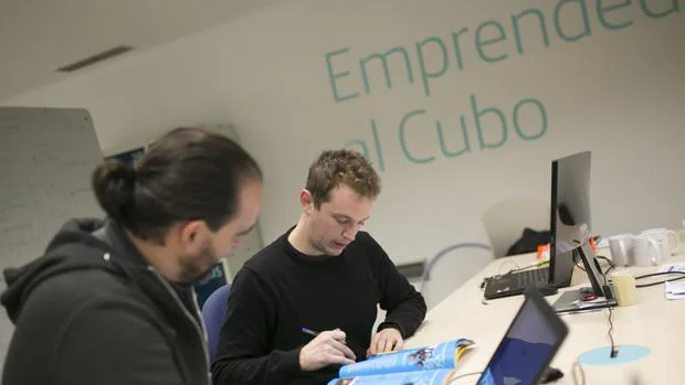 Emprendedores trabajando en El Cubo