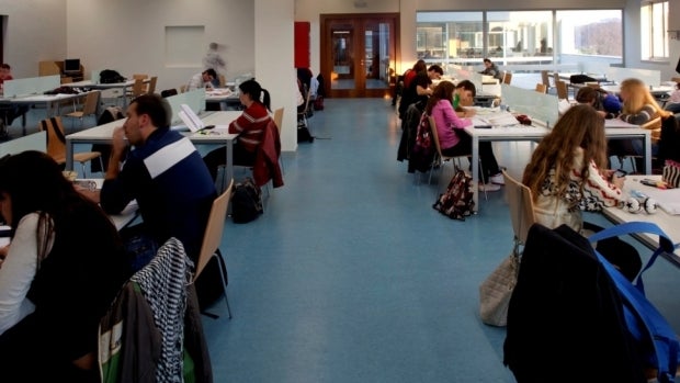 Crecen los usuarios de la biblioteca de Alcalá de Guadaíra que ha cumplido 50 años