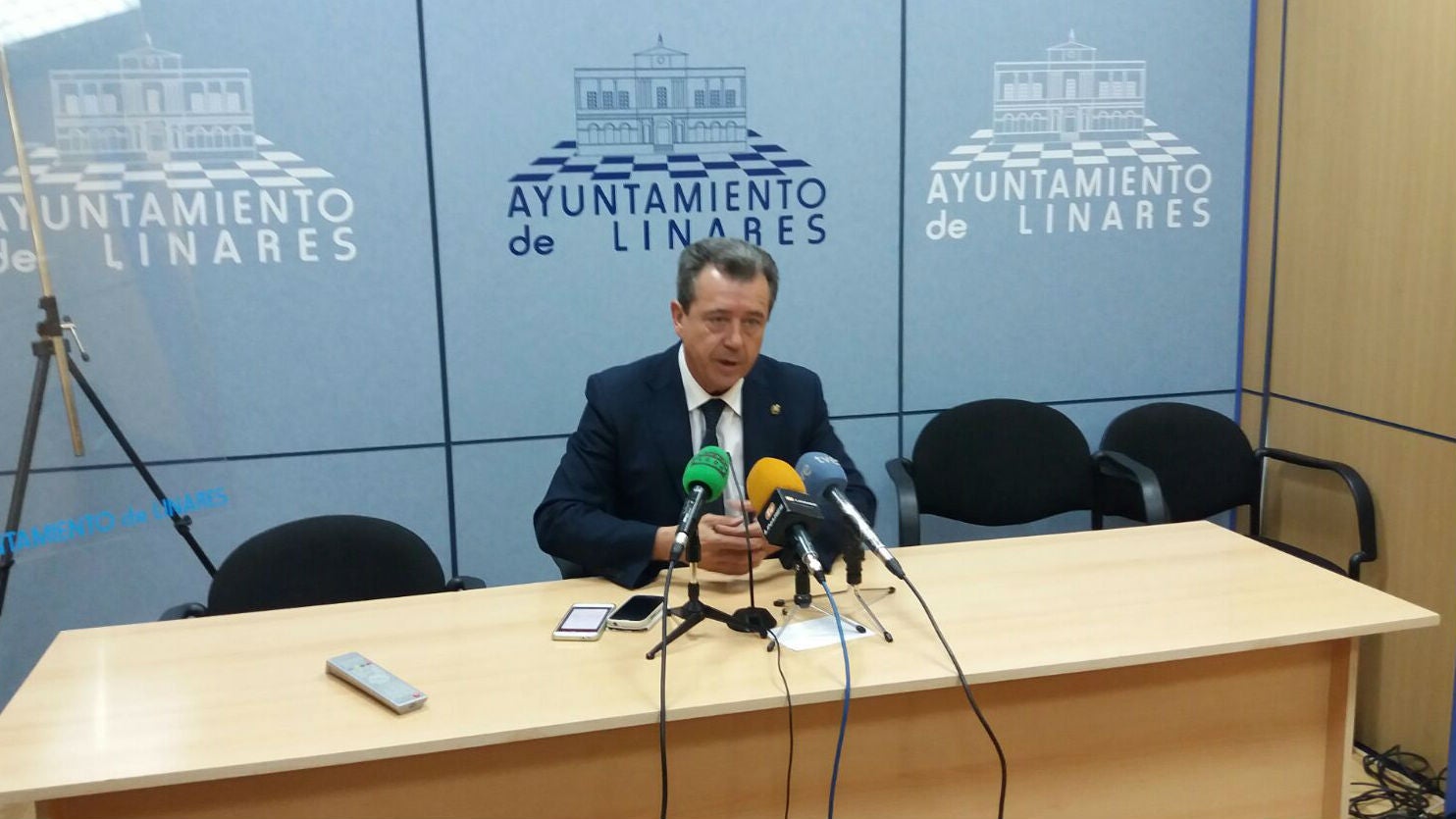 Achacan a la dirección regional la suspensión de militancia del alcalde de Linares