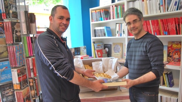 Por cada libro los clientes han recibido una pieza de pan de Alcalá