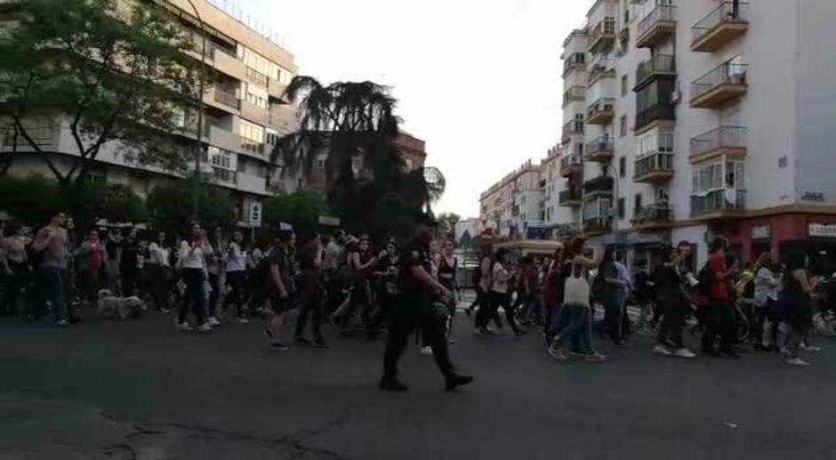 Centenares de personas protestan en Sevilla por la condena a La Manada