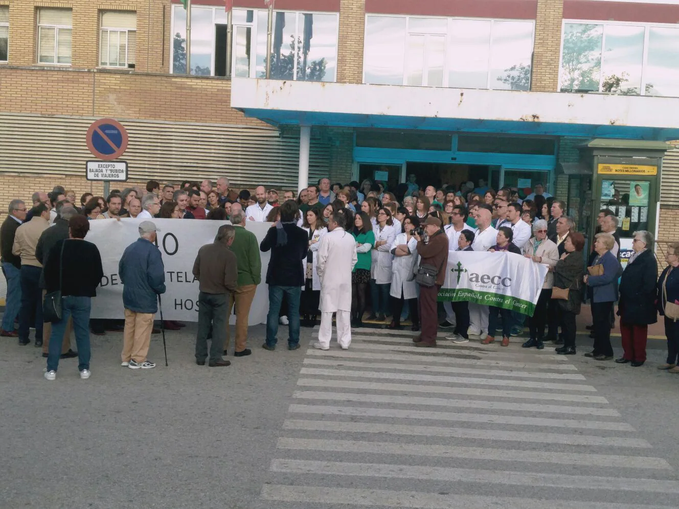 Un momento de la concentración de hoy a las puertas del Hospital de Riotinto