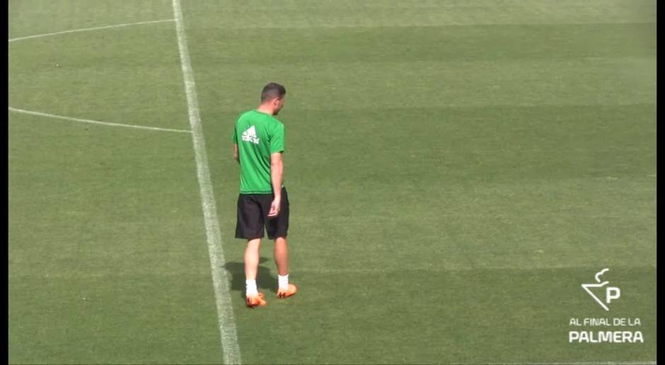 Amat participa con el grupo en el entrenamiento del Betis