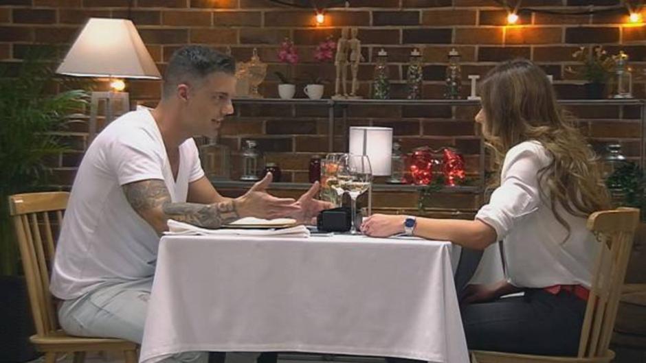 La terrible reacción de un comensal de «First Dates» al escuchar el oficio de su cita