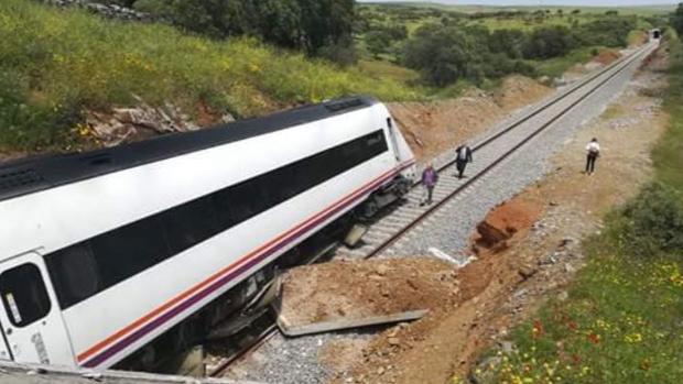 Se reabre la línea Huelva-Zafra tras casi 24 horas cortada al descarrilar un tren