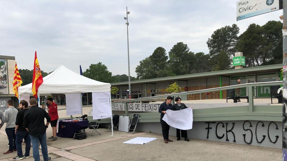 Intentan agredir a jóvenes estudiantes de Societat Civil Catalana en la Universidad Autónoma de Barcelona