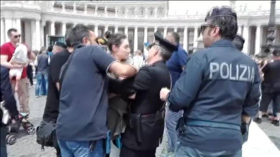 Una mujer es detenida en el Vaticano por reivindicar en topless su derecho a amamantar en público