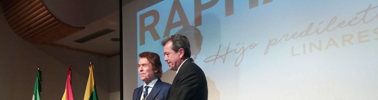 El cantante Raphael, junto al alcalde de Linares, Juan Fernández, durante el acto