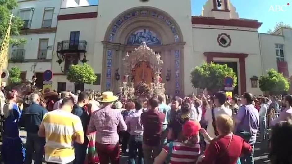 Emotiva despedida de los trianeros de su Simpecado a las puertas de la Basílica del Cachorro