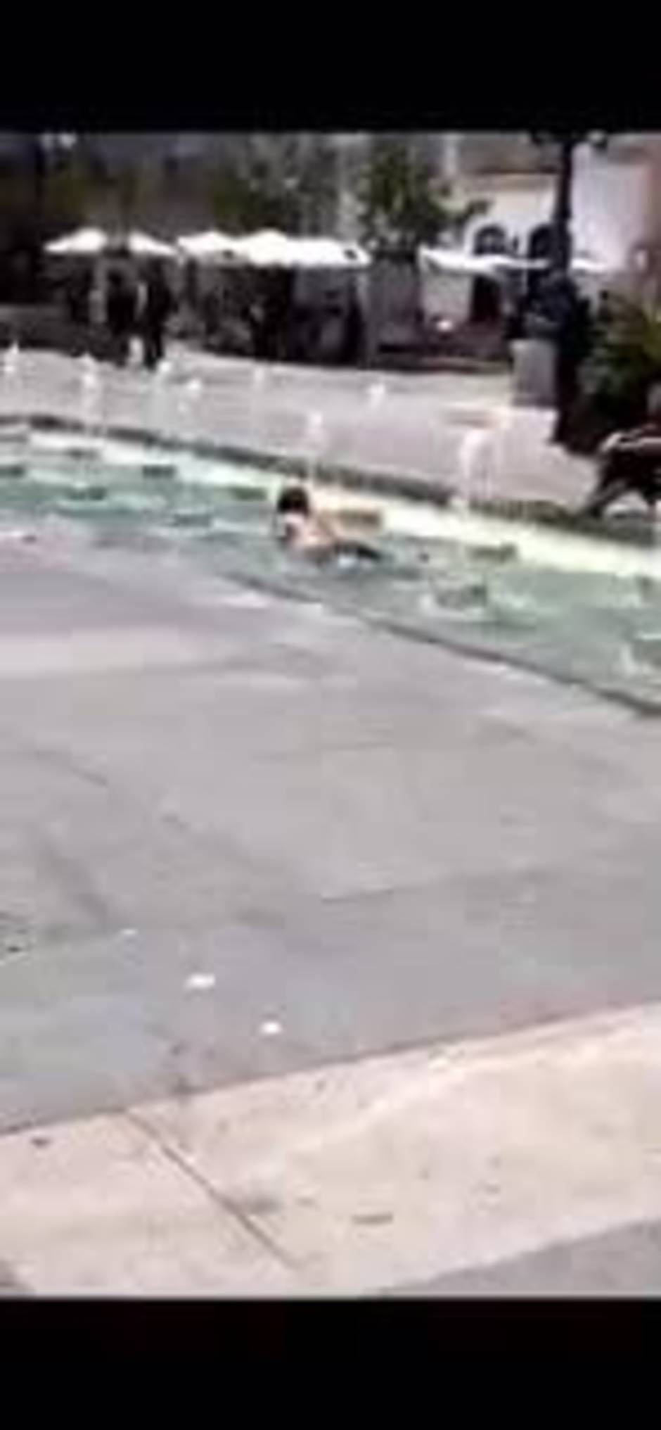 La fuente de la plaza del Ayuntamiento de Cádiz se convierte en piscina