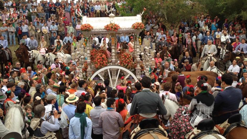 El Rocío 2018: Emocionante paso de la hermandad de Triana por el Vado del Quema