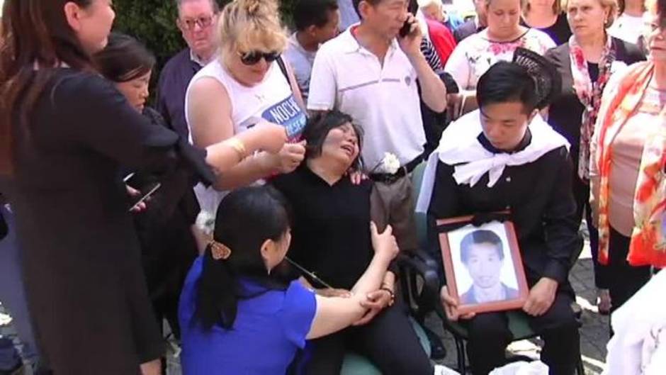 Concentración en Carmona en memoria del comerciante chino asesinado