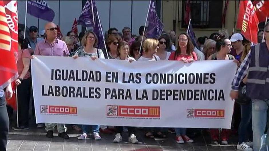 Medio centenar de concentraciones sindicales ante las sedes de la patronal para exigir que se cierre un pacto salarial con subidas