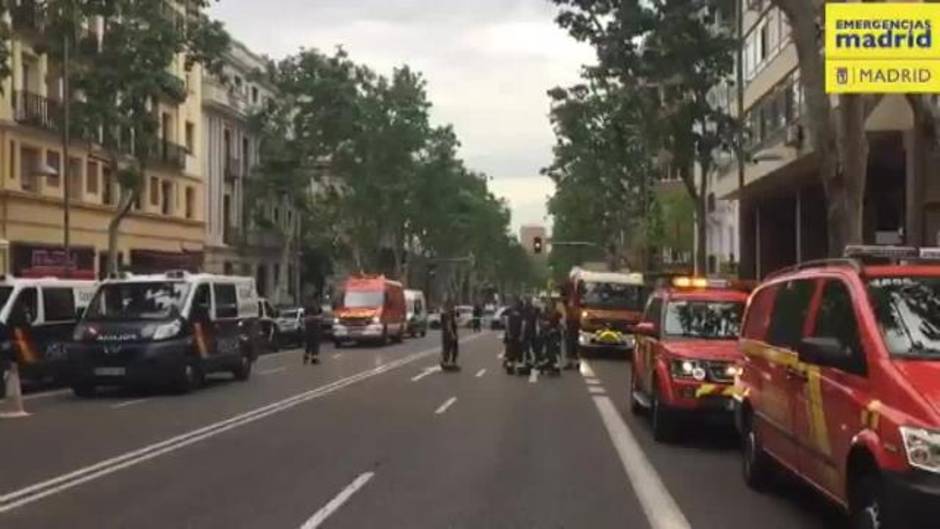 Dos obreros desaparecidos entre los escombros en el derrumbe de un edificio en Madrid