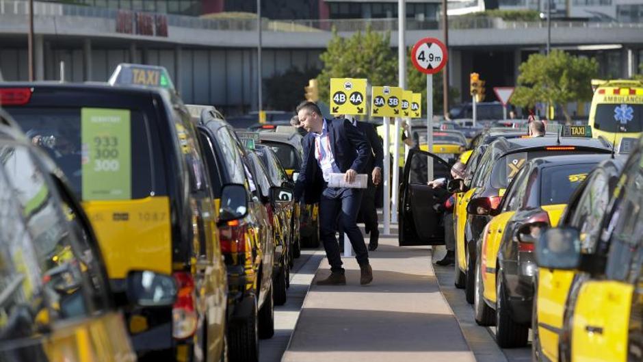 Los taxistas de Barcelona tendrán prohibido trabajar con bermudas, tirantes o chancletas