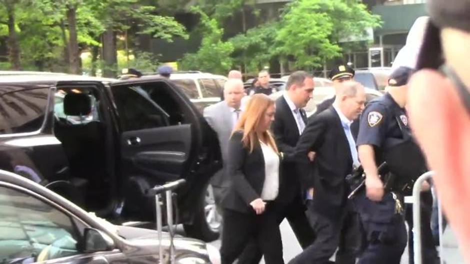 Harvey Weinstein entra en la corte penal