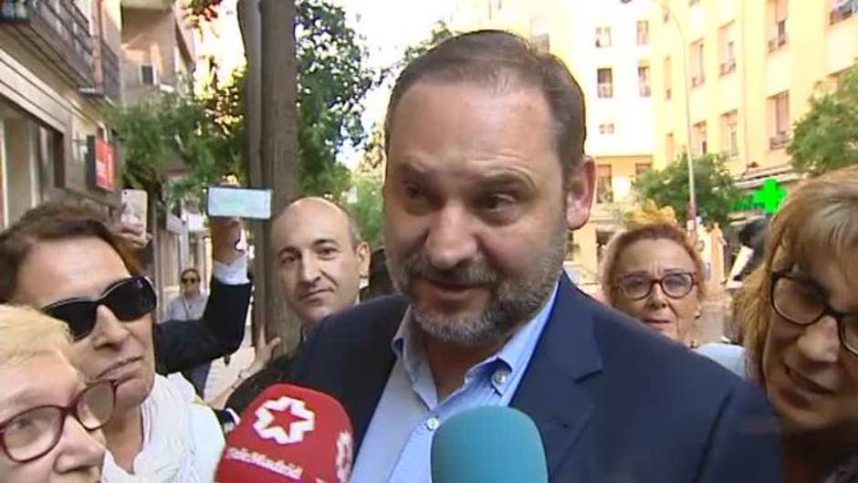 La militancia socialista celebra en Ferraz el triunfo de la moción de censura