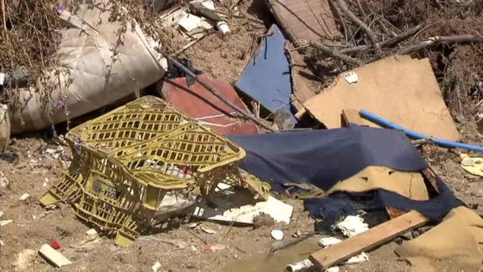 Los vecinos de Fuencarral 'se mojan' para evidenciar la ausencia de equipamientos públicos