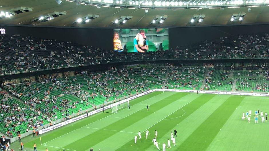 Petición de boda a la rusa en el partido de España en Krasnodar