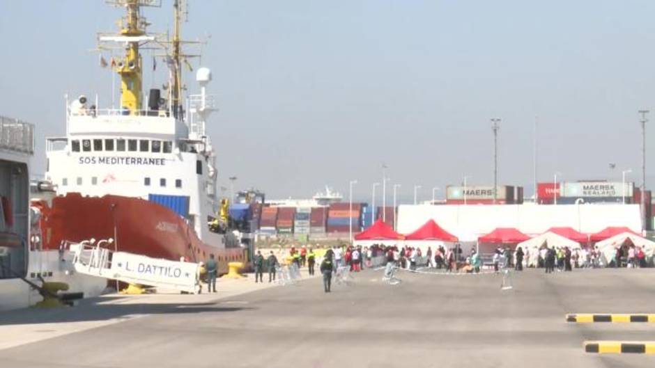 El Aquarius entra por la bocana del Puerto de València