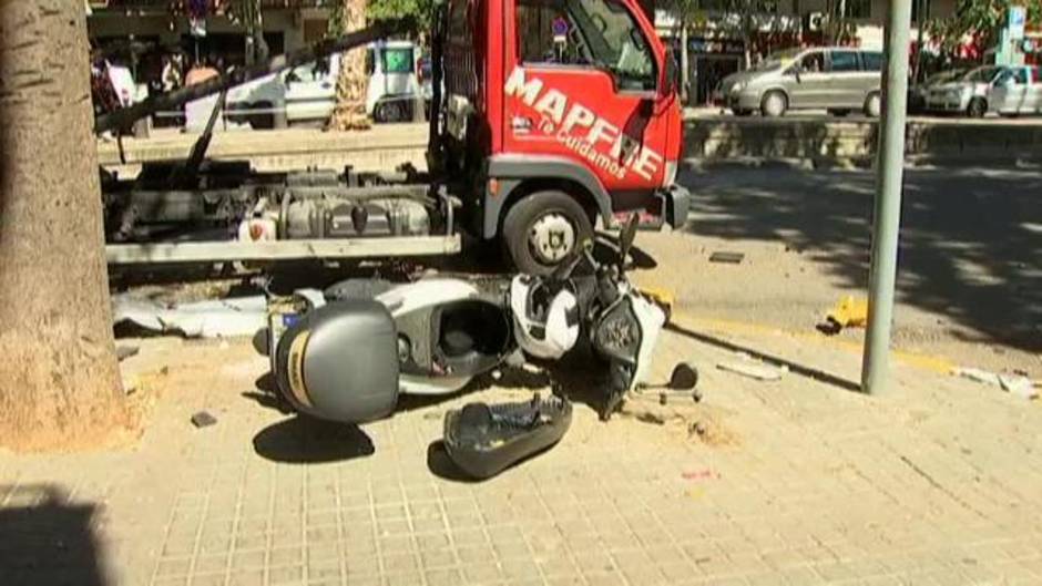 Un conductor de avanzada edad que conducía un coche adaptado ha provocado un aparatoso accidente en Barcelona