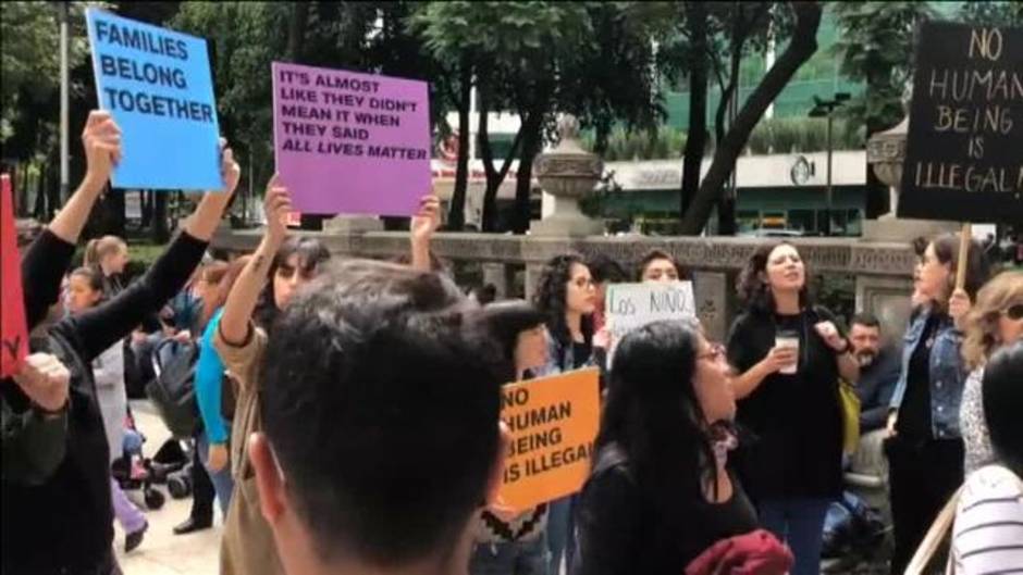 Cerca de 200 mexicanos se han congregado ante la embajada de Estados Unidos, en Ciudad de México