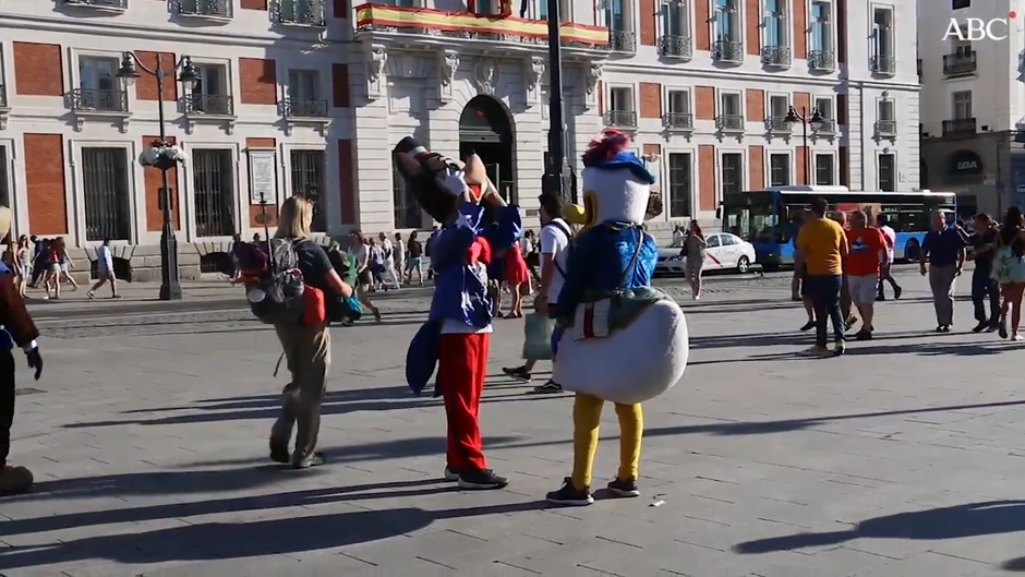 La Policía elimina las estatuas vivientes y los mimos de Sol y de la Plaza Mayor