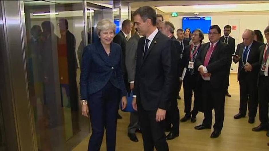 Pedro Sánchez conversa con Theresa May antes de la reunión del Consejo Europeo