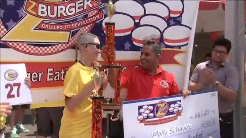 Una mujer devora 27 hamburguesas en tan sólo 10 minutos