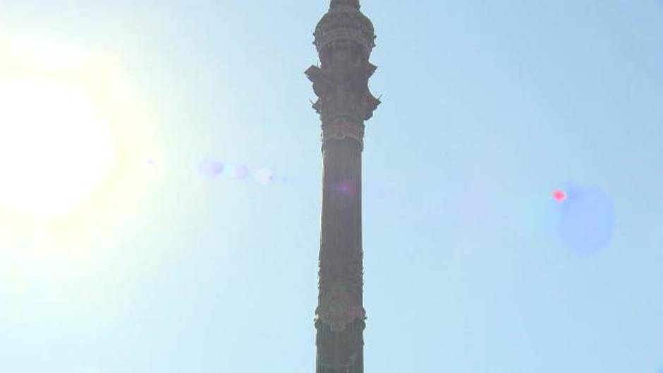 Open Arms viste estatua Colón con chaleco salvavidas