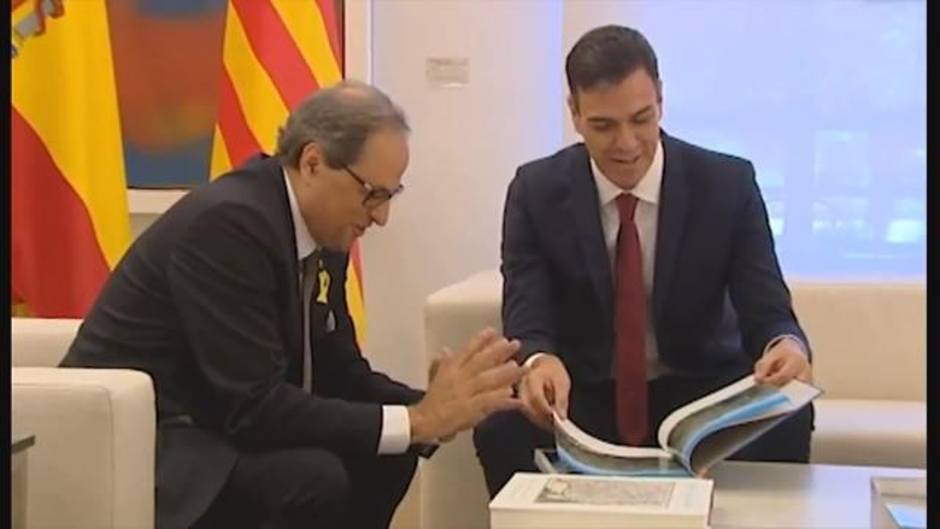 Sánchez recibe sonriente a Quim Torra en La Moncloa