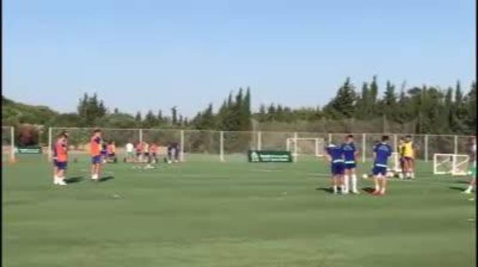 Feddal y Francis comienzan al margen el primer entrenamiento del Betis en Montecastillo