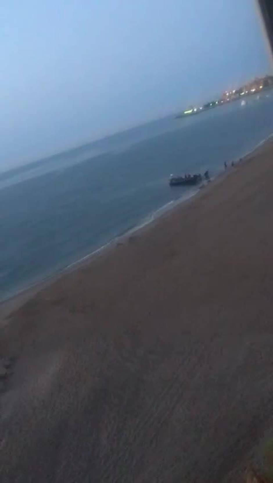 Narcotraficantes alijando en la playa de Torreguadiaro