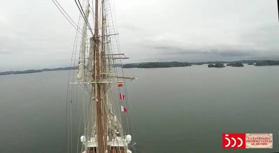 El Juan Sebastián de Elcano cruza el Canal de Panamá