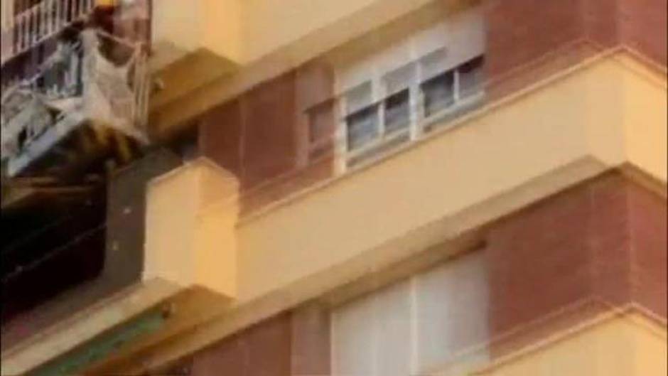 Angustioso rescate de una niña de 5 años colgada de un balcón en el octavo piso de su casa en Málaga