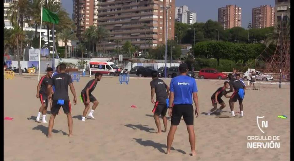 Buen ambiente en una sesión muy especial del Sevilla en la playa de Poniente en Benidorm