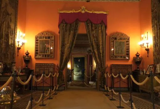 Salón de los tapices del palacio, en la planta inferior