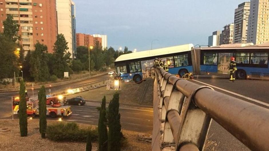 Así quedó el «autobús colgante» accidentado del Mad Cool