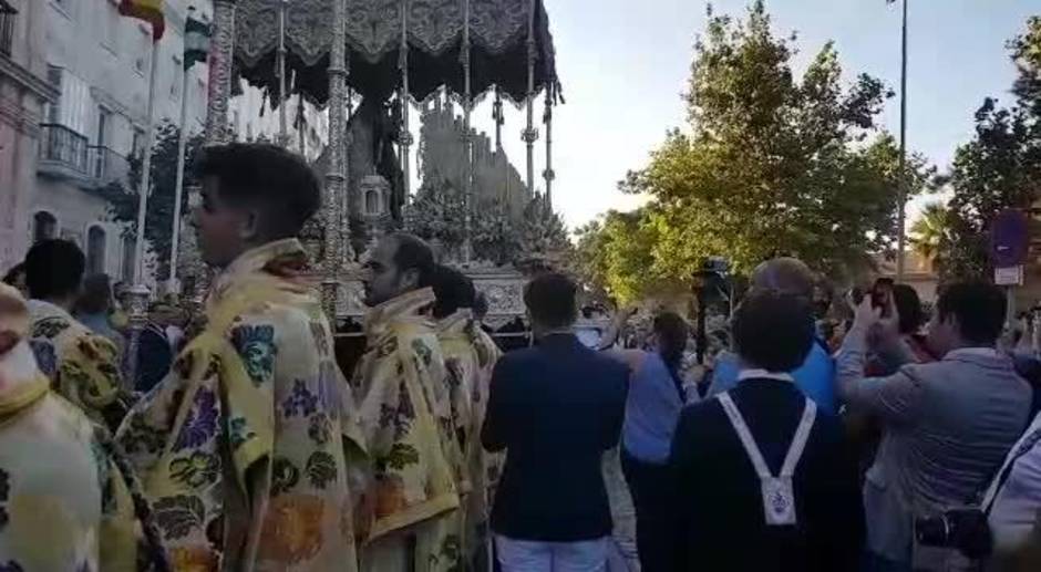 Salida procesional de la Virgen del Carmen de Cádiz desde su templo de la Alameda