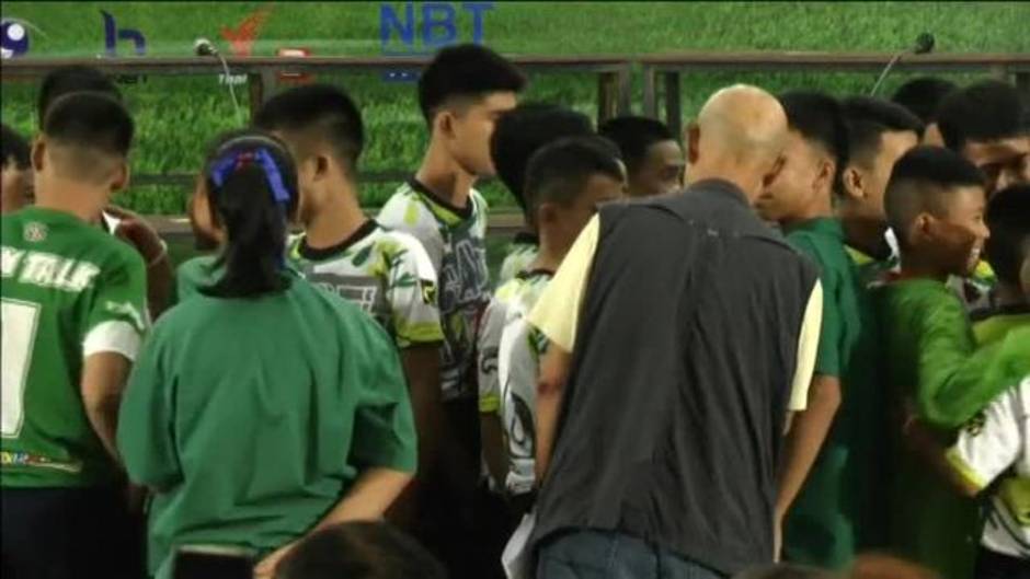 Los chicos de Tailandia reaparecen sonrientes