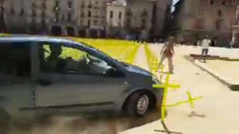 Un coche derriba cruces amarillas en la Plaza Mayor de Vic