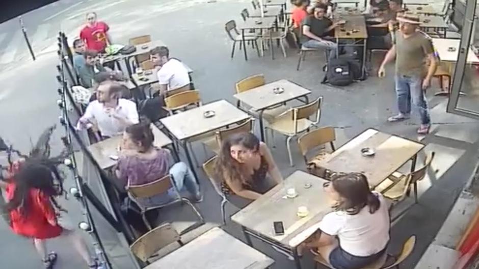 Francia se moviliza para encontrar al hombre que golpeó a una mujer en plena calle