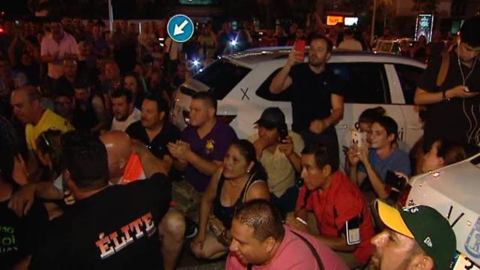 Los taxistas duermen en las calles de Madrid y Barcelona