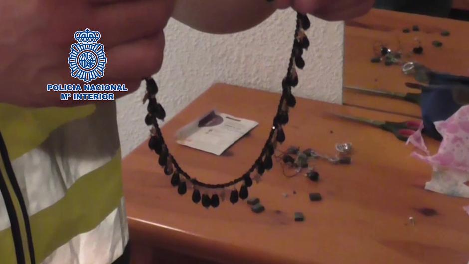 El botín en joyas de las ladronas que abrían casas con botellas, latas y radiografías