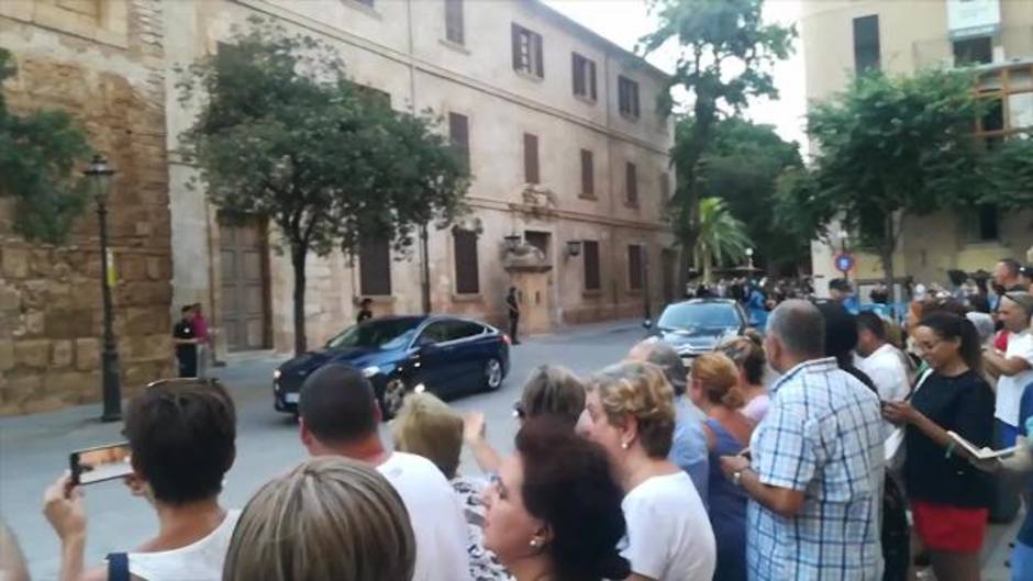 Guerra de cánticos entre defensores y detractores de la Monarquía