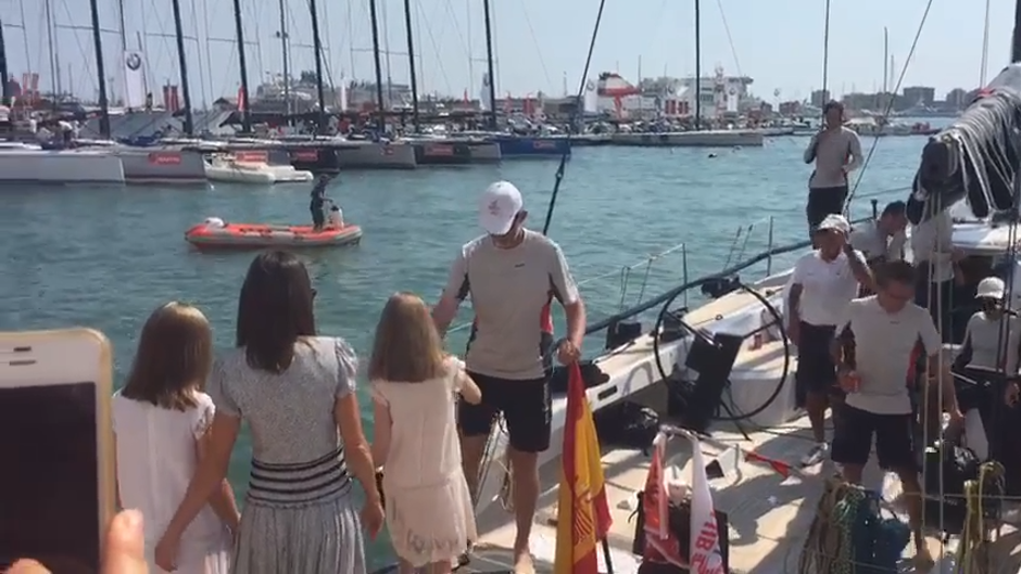 La Reina y sus hijas reciben al Rey tras la regata